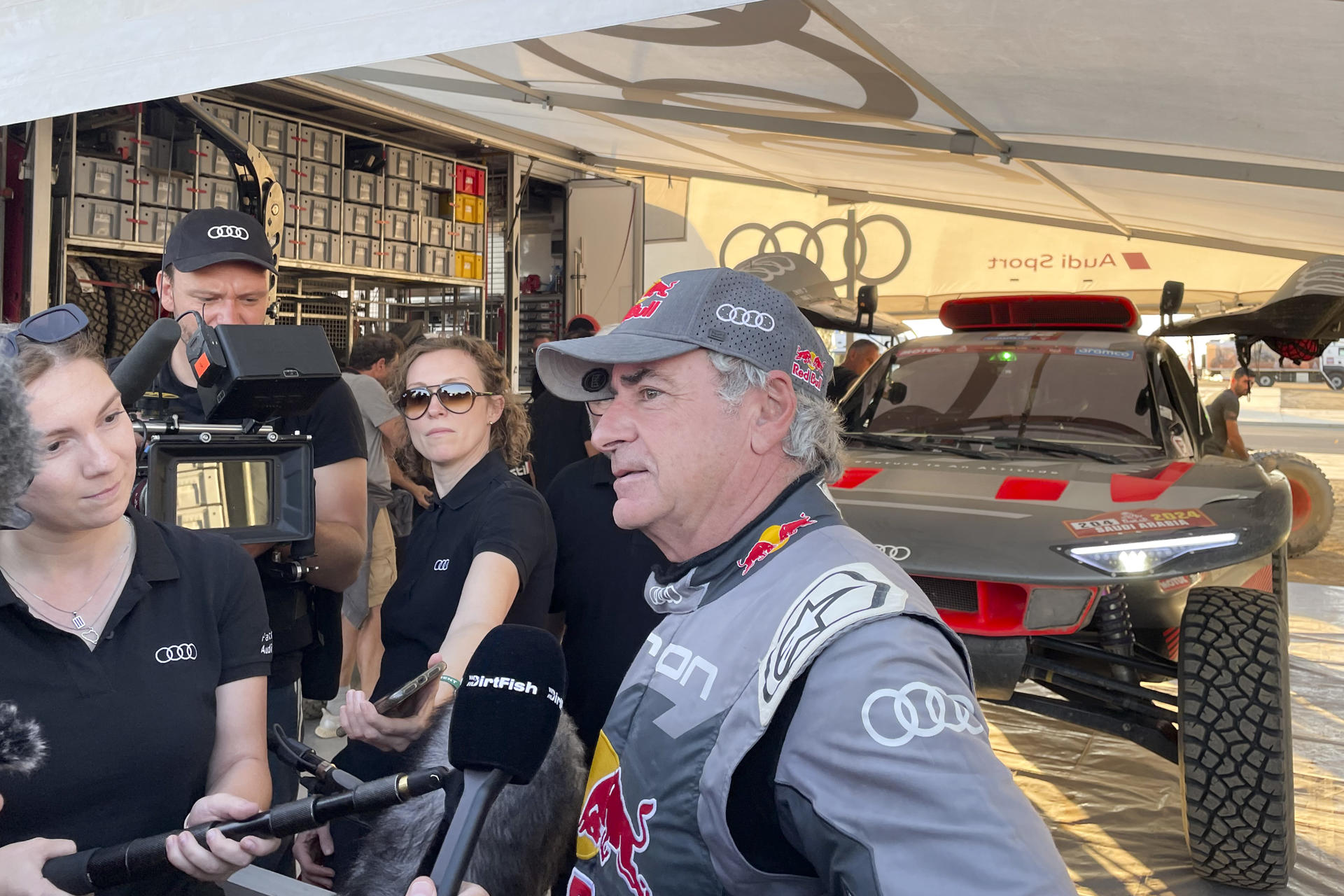 El piloto español Carlos Sainz (Audi), ganador virtual del Dakar con una diferencia de una hora y 27 minutos sobre el segundo clasificado, el francés Sebastián Loeb, tras la etapa de hoy. - EFE/ Carlos Rosique
