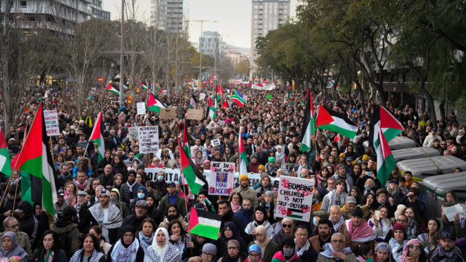 Manifestación bajo el lema "Frenemos el genocidio en Palestina", una movilización que se celebra en diferentes ciudades de España, y en la que participan la coordinadora de Catalunya En Comú, Ada Colau, este sábado en Barcelona. Miles de personas han salido a las calles de más de un centenar de ciudades españolas para pedir el "fin del genocidio contra el pueblo palestino", exigir el cese del comercio de armas con Israel y denunciar la "crueldad" de los ataques que han causado ya más de 30.000 víctimas mortales. EFE/Enric Fontcuberta
