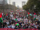 Manifestación bajo el lema "Frenemos el genocidio en Palestina", una movilización que se celebra en diferentes ciudades de España, y en la que participan la coordinadora de Catalunya En Comú, Ada Colau, este sábado en Barcelona. Miles de personas han salido a las calles de más de un centenar de ciudades españolas para pedir el "fin del genocidio contra el pueblo palestino", exigir el cese del comercio de armas con Israel y denunciar la "crueldad" de los ataques que han causado ya más de 30.000 víctimas mortales. EFE/Enric Fontcuberta