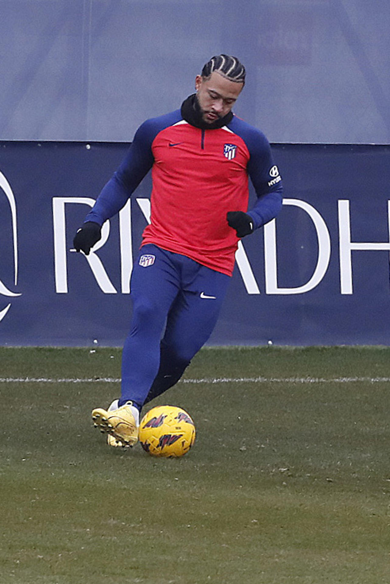 Memphis Depay, este martes durante el entrenamiento.-EFE/ J.P. Gandul
