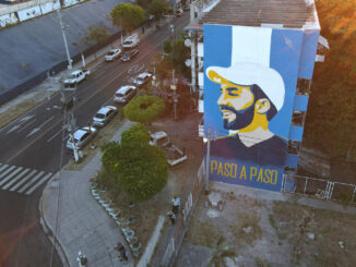 Fotografía aérea de un mural alusivo al presidente Nayib Bukele en un edificio multifamiliar, hoy en San Salvador (El Salvador). EFE/Vladimir Chicas
