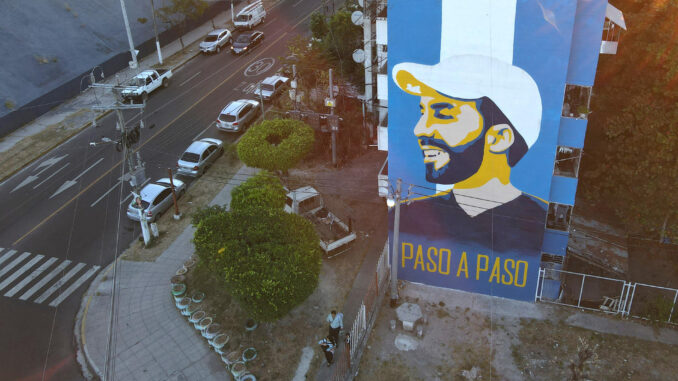 Fotografía aérea de un mural alusivo al presidente Nayib Bukele en un edificio multifamiliar, hoy en San Salvador (El Salvador). EFE/Vladimir Chicas
