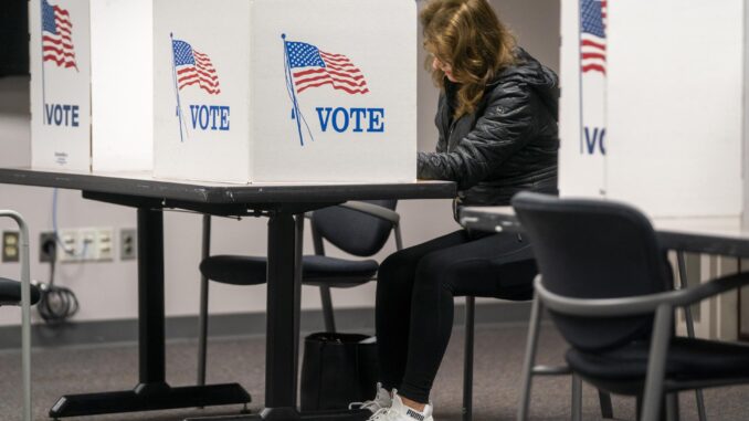 Fotografía de archivo fechada el 8 de noviembre de 2022 que muestra a una mujer mientras llena su boleta electoral para las Elecciones de mitad de período en Estados Unidos, en el lugar de votación del Centro de Gobierno del Condado de Fairfax en Fairfax, Virginia (EE.UU.). EFE/ Shawn Thew
