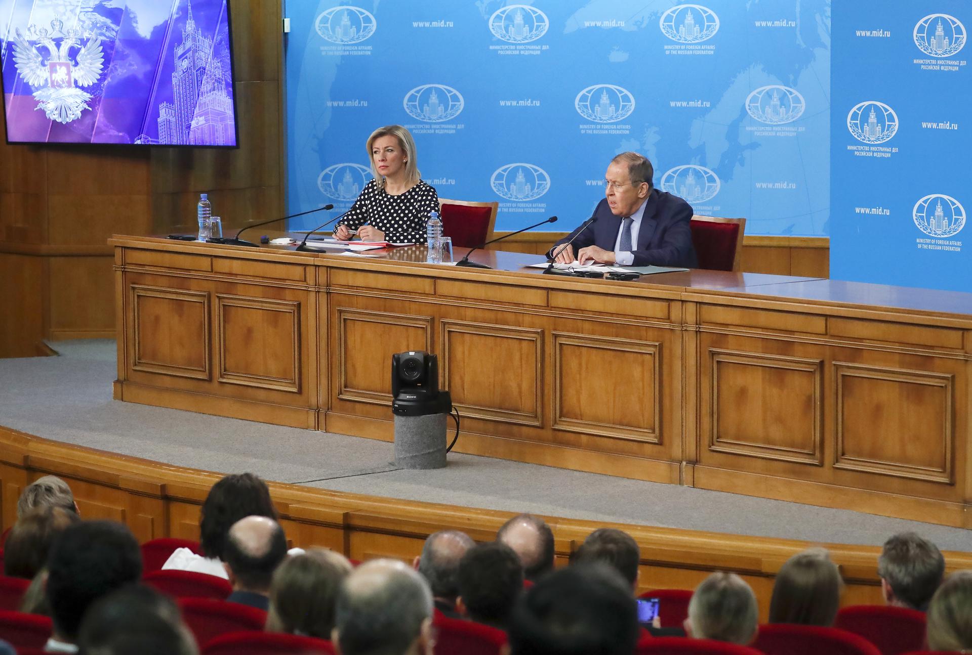 El ministro de Asuntos Exteriores ruso, Serguéi Lavrov (D), y la portavoz del Ministerio de Asuntos Exteriores, María Zajarova, en su conferencia de prensa anual en Moscú, Rusia, el 18 de enero de 2024EFE/EPA/MAXIM SHIPENKOV
