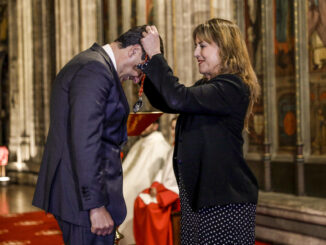 El presidente de la Junta, Juanma Moreno, recibe este miércoles la medalla como hermano honorario en una misa de la hermandad del Rocío de Bruselas. Moreno, ha recibido este miércoles la distinción de Hermano Honorario de la Hermandad del Rocío de Bruselas en una misa celebrada en la iglesia de Notre Dame du Sablon de la capital belga. EFE/Pablo Garrigós