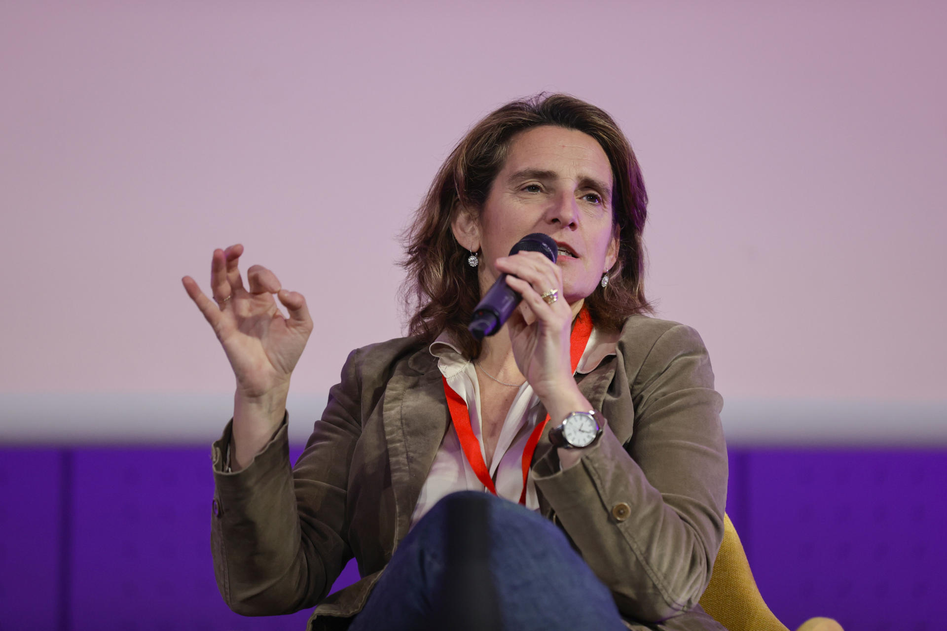 La vicepresidenta tercera del Gobierno, Teresa Ribera, interviene en el panel 'Transición ecológica', en la convención política del PSOE, este sábado en A Coruña. EFE/Cabalar
