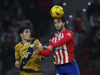 El defensa del Atlético Mario Hermoso (d) cabecea un balón ante Sergio Camello, del Rayo, durante el partido de LaLiga EA Sports que Atlético de Madrid y Rayo Vallecano disputaron en el estadio Metropolitano. EFE/Juanjo Martín