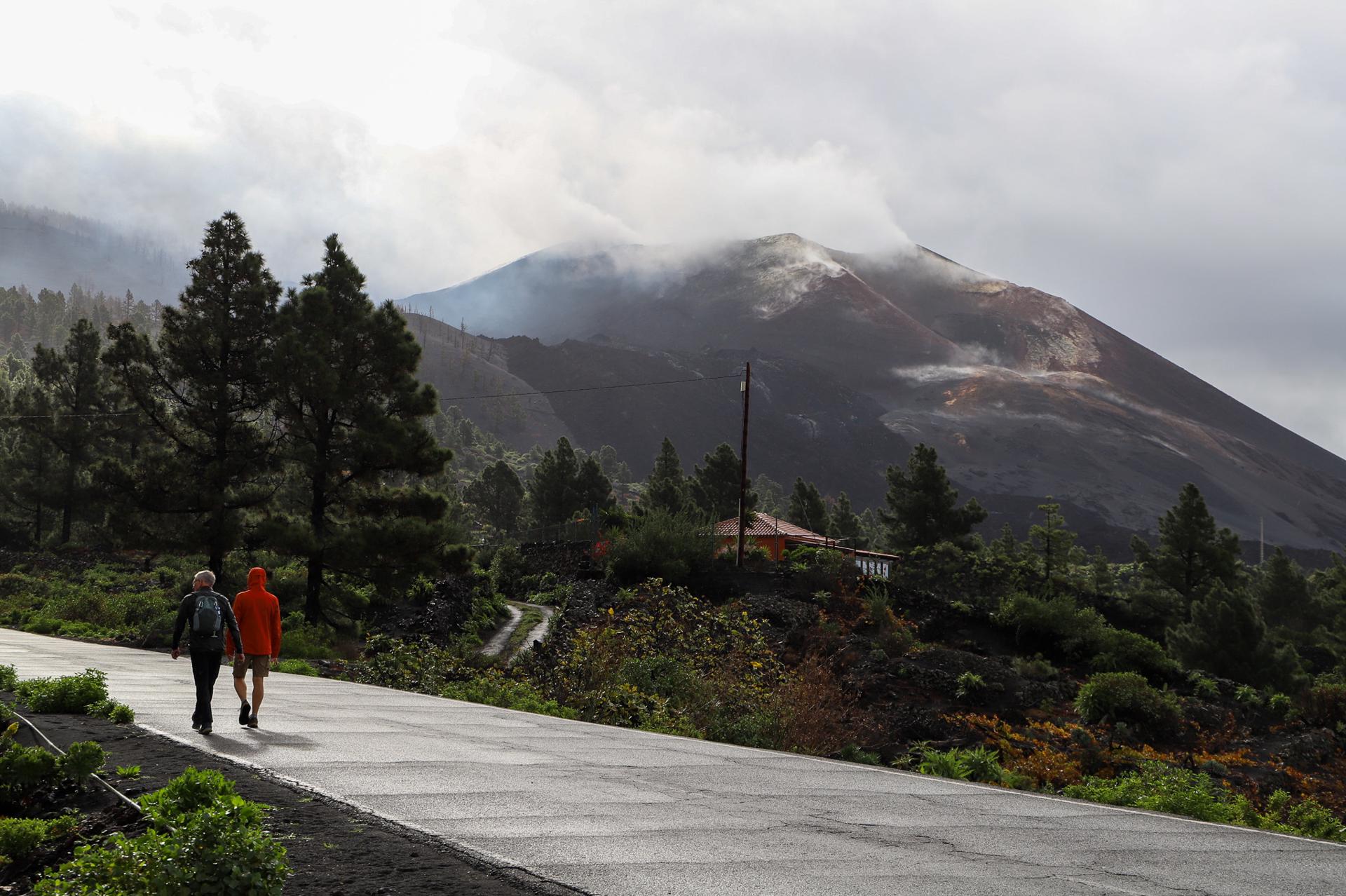 Imagen del volcán de La Palma en una jornada en la que se mantiene un aviso amarillo en la  isla por lluvia que pueden ser localmente intensas. EFE/Luis G. Morera
