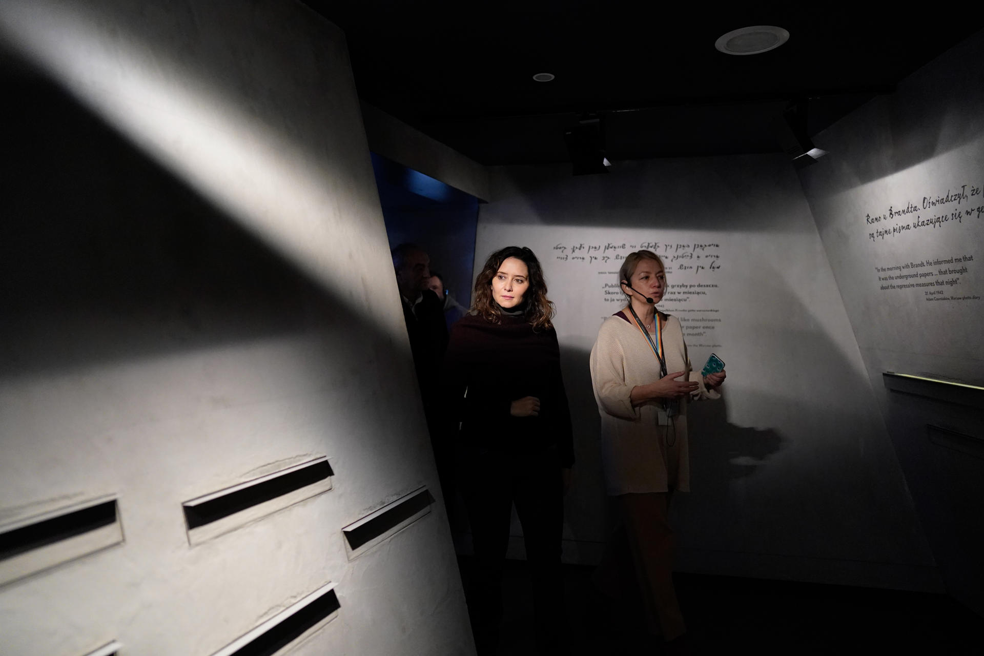 La presidenta de la Comunidad de Madrid, Isabel Díaz Ayuso (i), ha visitado este sábado en Varsovia el Museo de Historia de los Judíos Polacos POLIN. EFE/Comunidad de Madrid -SOLO USO EDITORIAL/SOLO DISPONIBLE PARA ILUSTRAR LA NOTICIA QUE ACOMPAÑA-
