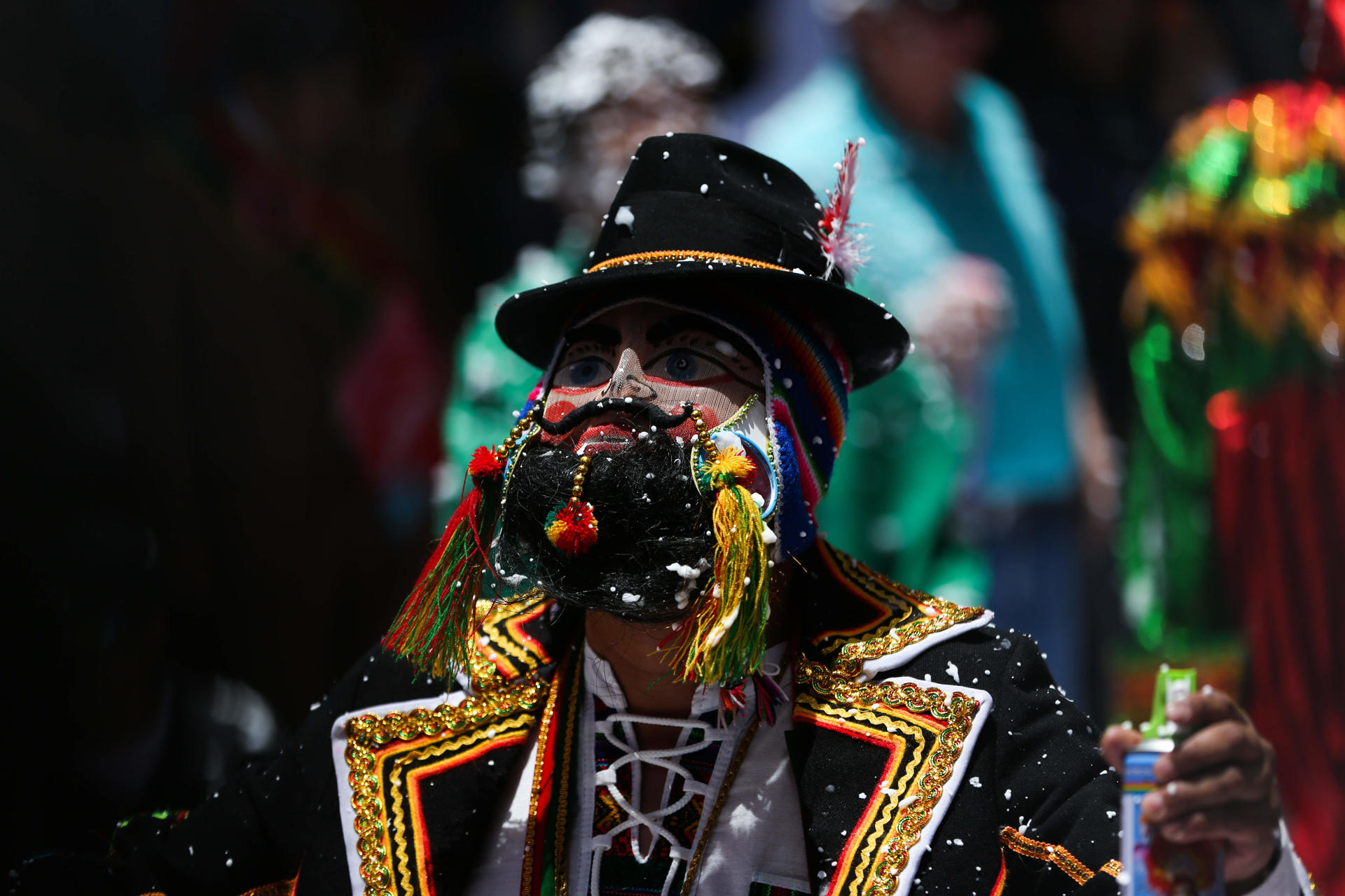 El 'Chuta', uno de los personajes del carnaval paceño, baila hoy, en La Paz (Bolivia). EFE/ Luis Gandarillas
