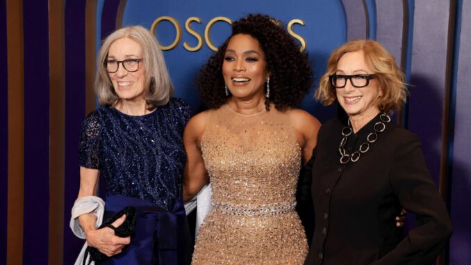 Angela Bassett, en el centro, posa en la alfombra roja de los Governors Awards que otorga la Academia de Hollywood a los "transformadores de la industria". EFE/EPA/DAVID SWANSON
