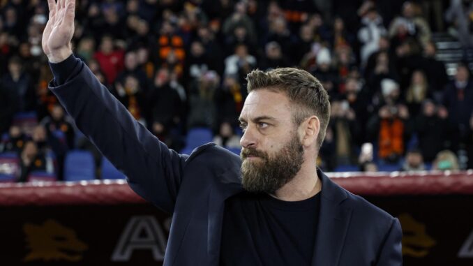 El nuevo entrenador del Roma Daniele De Rossi saluda a su afición en el partido que ha enfrenado a AS Romay Hellas Verona FC,correspondiente a la Serie A jugado en Roma. EFE/EPA/GIUSEPPE LAMI
