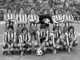 Ángel Castellanos (2i) en el once inicial que alineó el Granada el 9-11-1975, ante el Real Oviedo, en el partido de Liga disputado en el estadio de Los Cármenes. EFE.