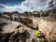 Imagen de Archivo de un arqueólogo trabajando en Pompeya.
 EFE/EPA/CESARE ABBATE
//////////
Pompeya (Italia), 29/05/2023.- Un arqueólogo trabaja en un mural descubierto durante los trabajos de excavación en el sitio arqueológico de Pompeya, en Pompeya, cerca de Nápoles, Italia, el 29 de mayo de 2023. Los restos de tres víctimas de la erupción del Vesubio en el año 79 d. C. se encuentran entre los últimos hallazgos arqueológicos descubiertos durante las excavaciones en curso en Pompeya, dijeron funcionarios del Ministerio de Cultura el 29 de mayo. Se cree que los restos óseos son de dos mujeres y un niño de entre 3 y 4 años que buscaron refugio en una panadería de la erupción que enterró la antigua ciudad comercial romana en capas de ceniza lávica y piedra pómez. Los arqueólogos también han encontrado dos paredes con frescos que representan escenas mitológicas, Apolo y Dafne en una y Poseidón y Amímona en la otra, cerca de un atrio en el Regio IX, que ocupa la parte central de Pompeya. (Italia, Nápoles) EFE/EPA/CÉSARE ABBATE