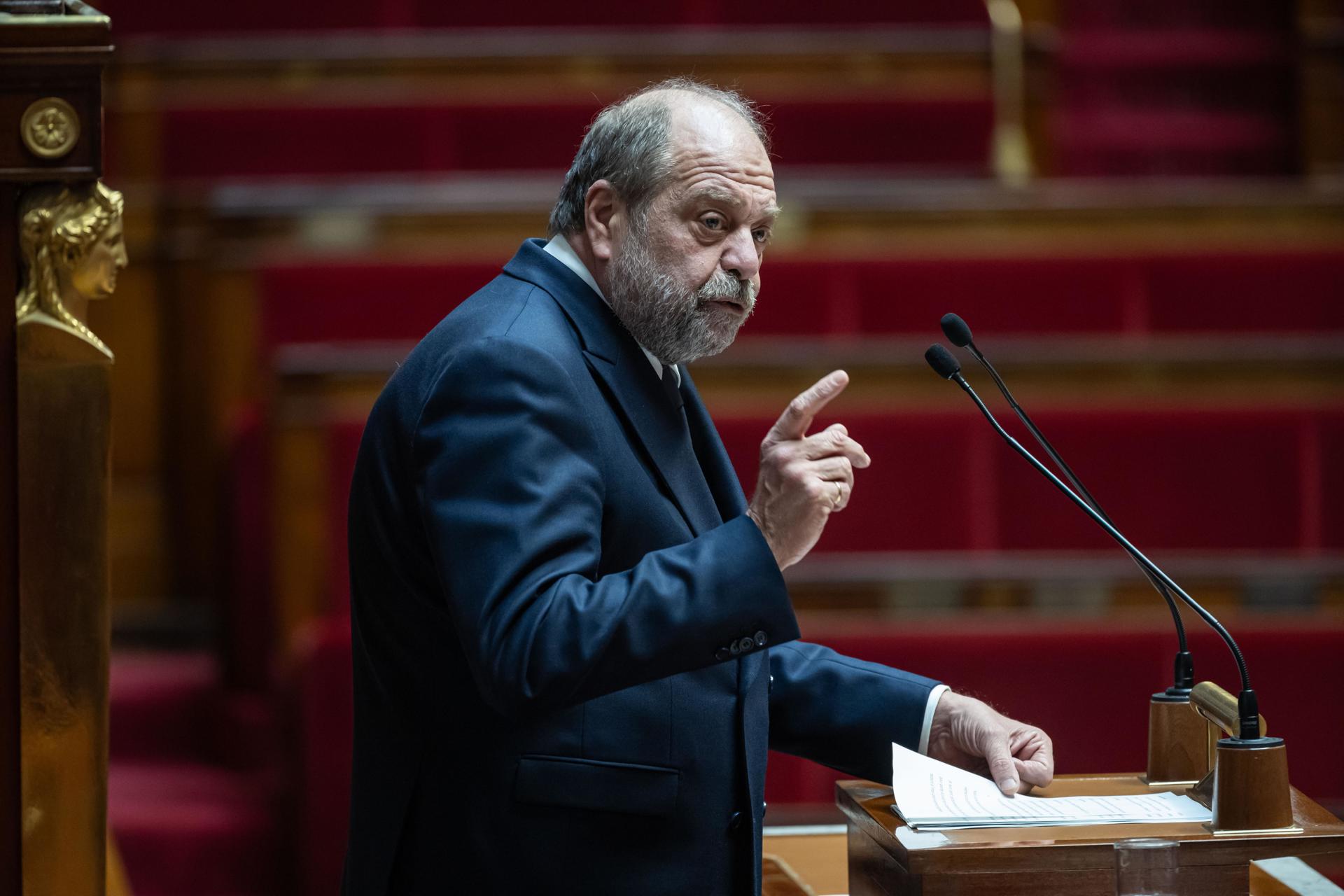 El Ministro de Justicia francés, Eric Dupont-Moretti, habla durante un debate en la Asamblea Nacional en París, Francia, el 24 de enero de 2024. El parlamento francés inició discusiones sobre un proyecto de ley constitucional para consagrar en la constitución el derecho de las mujeres a la interrupción voluntaria del embarazo. (Francia) EFE/EPA/Christophe Petit Tesson
