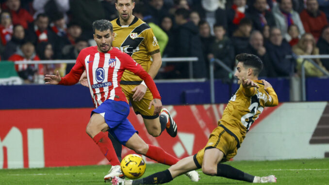 El centrocampista del Rayo Vallecano Óscar Valentín (d) presiona al delantero argentino del Atlético de Madrid Ángel Correa (i) durante el encuentro correspondiente a la jornada 20 de LaLiga EA Sports entre Atlético de Madrid y Rayo Vallecano, este miércoles en el Estadio Cívitas Metropolitano, en Madrid. EFE/ Juanjo Martín
