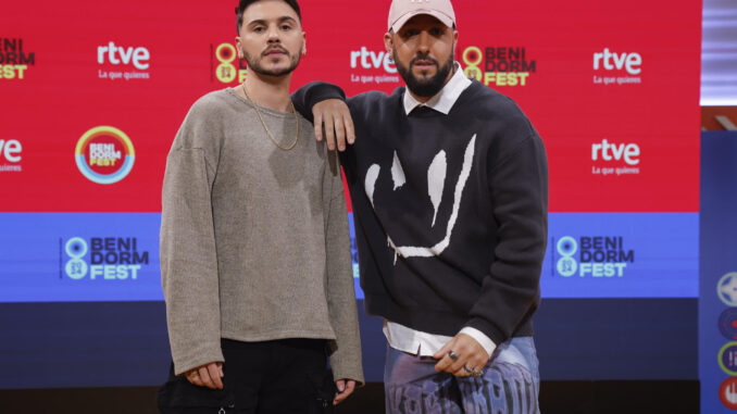 Imagen de archivo de los cantantes Tony Mateo (i) y Juan Carlos Arauzo, miembros del dúo Lérica, durante la presentación de su tema 'Astronauta' como una de las canciones candidatas a la tercera edición del Benidorm Fest, que decidirá la representante de España en Eurovisión 2024. EFE/ J.J. Guillén
