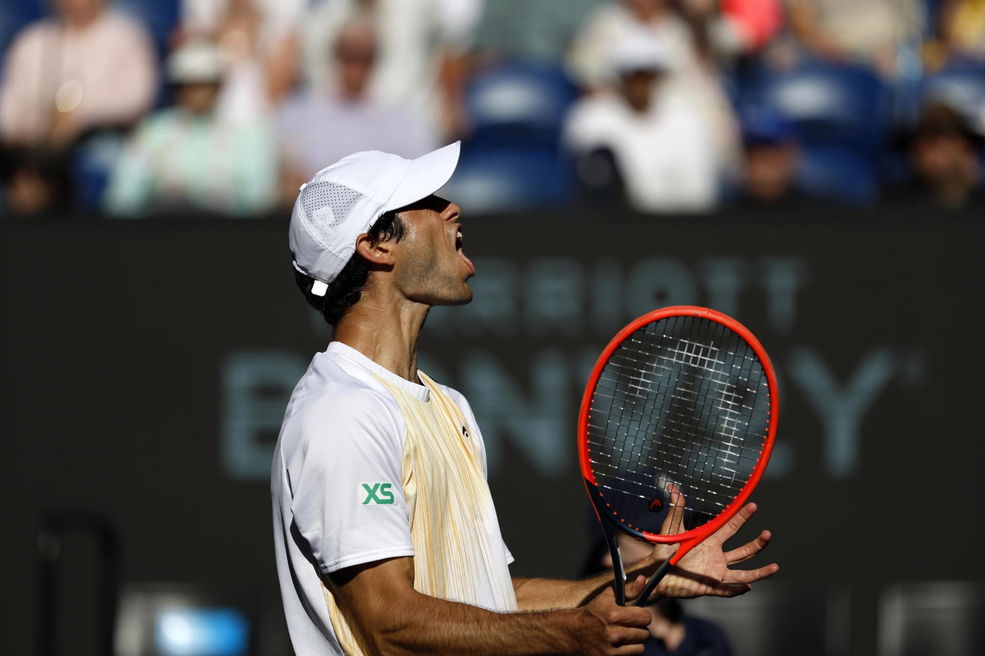 El portugués Nuno Borges reacciona durante el partido masculino de cuarta ronda contra el ruso Daniil Medvedev en el Abierto de Australia en Melbourne. EFE/EPA/MAST IRHAM
