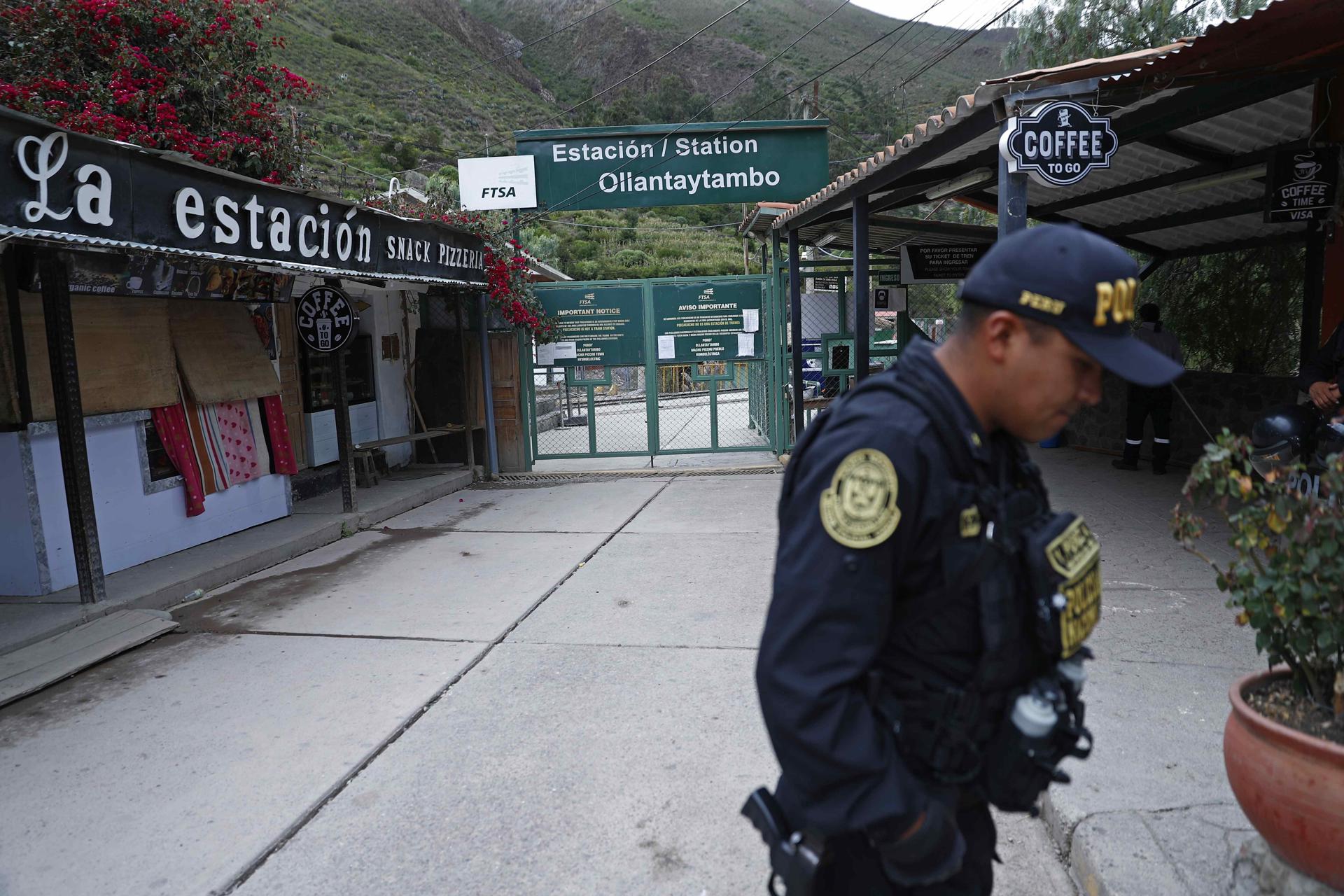 Un guardia es visto en la estación de tren hacia Machu Picchu, en una fotografía de archivo. EFE/Stringer
