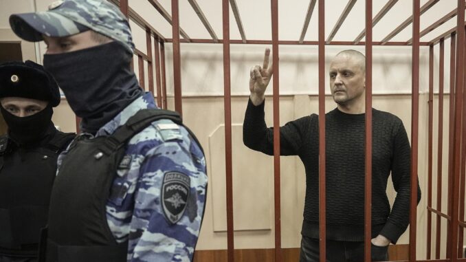 El opositor ruso Serguéi Udaltsov, este viernes durante una vista judicial. EFE/EPA/STRINGER
