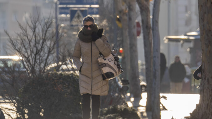 Una mujer fuertemente abrigada camina hoy por una calle de Teruel, ciudad que ha amanecido este viernes con temperaturas que han llegado a 6º bajo cero de mínima. EFE/Antonio Garcia
