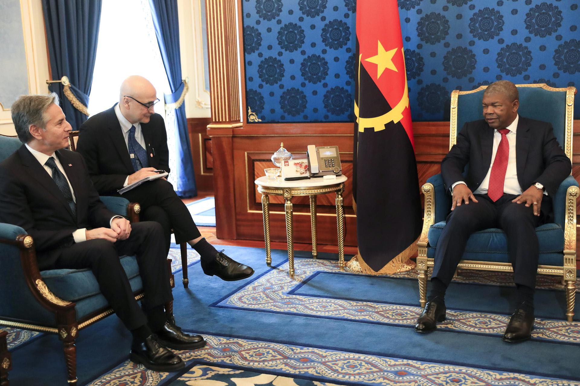 El Presidente de Angola, Joao Lourenco (derecha), se reúne con el Secretario de Estado estadounidense, Antony Blinken (I), en el Palacio Presidencial de Luanda, Angola, el 25 de enero de 2024.EFE/EPA/Ampé Rogeiro
