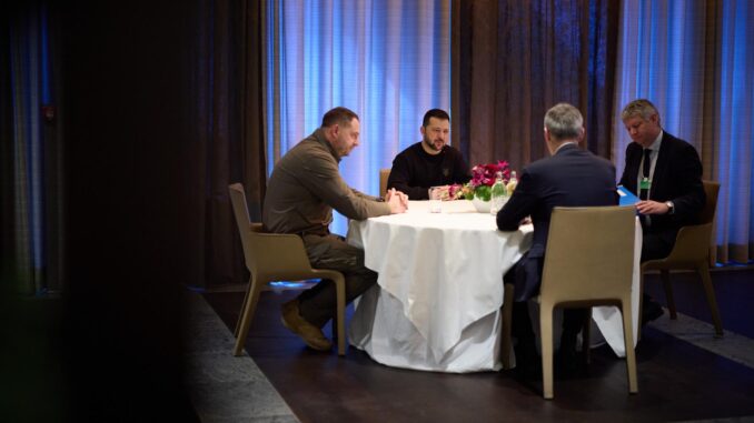 El presidente ucraniano, Volodímir Zelenski (2i), y el jefe de su Gabinete, Andriy Yermak (i), se reúnen con el secretario general de la OTAN, Jens Stoltenberg (2d), en el marco de su asistencia a la cumbre del Foro Económico Mundial en Davos, Suiza, este martes. EFE/ Oficina de prensa del Gobierno De Ucrania SOLO USO EDITORIAL/SOLO DISPONIBLE PARA ILUSTRAR LA NOTICIA QUE ACOMPAÑA (CRÉDITO OBLIGATORIO)
