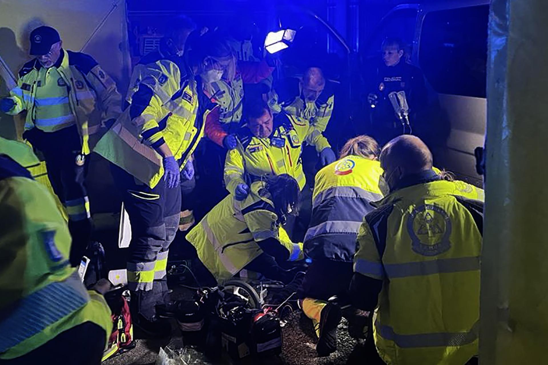 Miembros de Emergencias Madrid y de la Policia Nacional se han personado hoy lunes en la calle Lago de Maracaibo, en Madrid, donde una mujer ha fallecido tras recibir varios disparos. EFE / Emergencias Madrid. ***SOLO USO EDITORIAL / SOLO USO DISPONIBLE PARA ILUSTRAR LA NOTICIA QUE ACOMPAÑA/ (CRÉDITO OBLIGATORIO)***.
