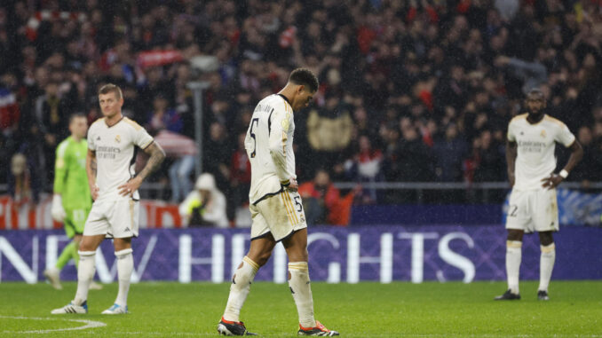 Los jugadores del Real Madrid tras encajar el cuarto gol, en el estadio Cívitas Metropolitano en foto de archivo de Juanjo Martín. EFE
