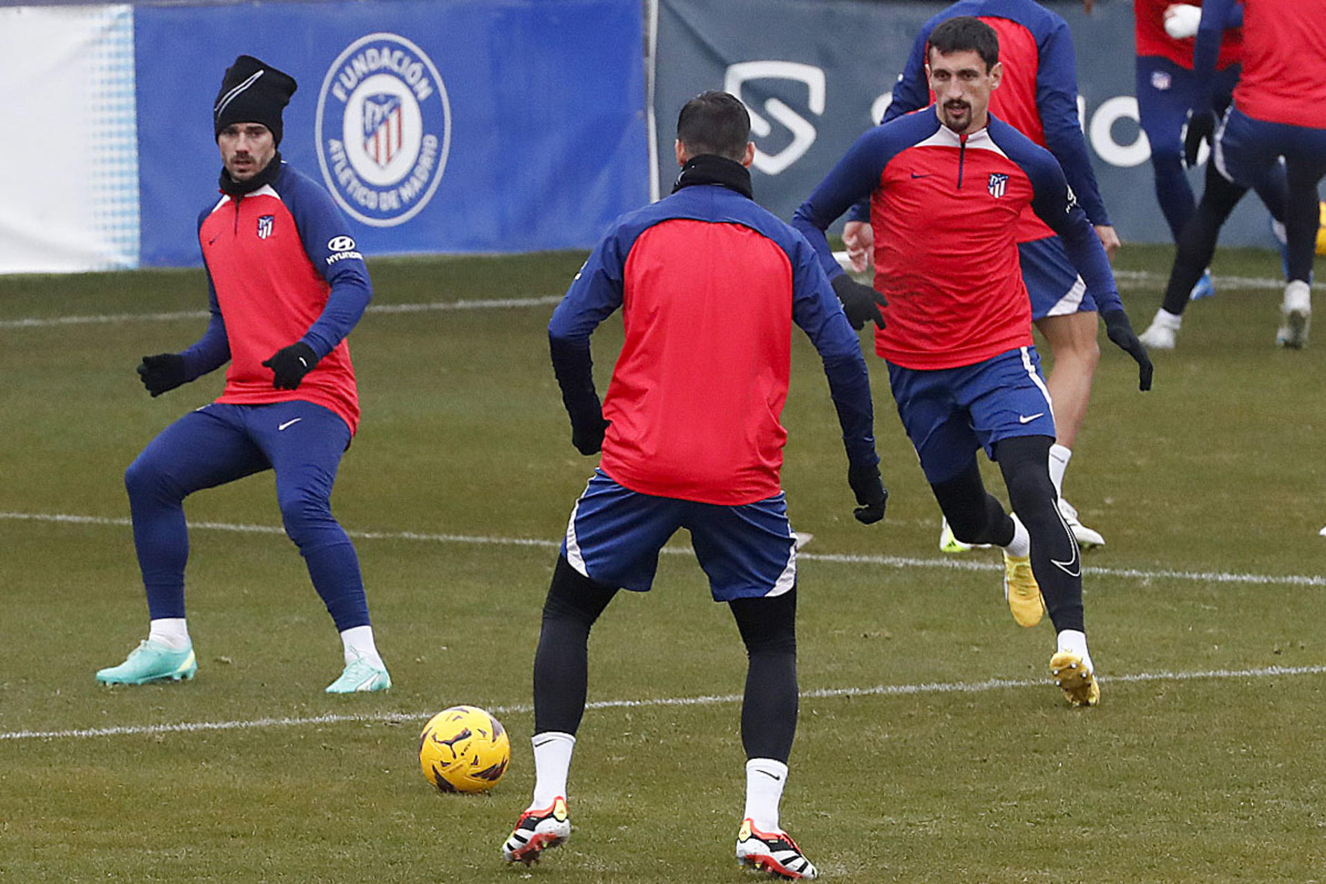 Griezmann y Savic, en un ejercicio del entrenamiento.-EFE/ J.P. Gandul
