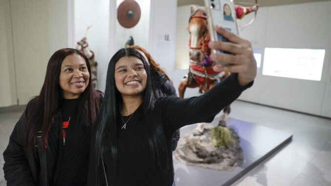 Dos visitantes se toman un selfi en el Museo del Ejército de Toledo este miércoles. Un selfi ante el Muro del Hejal en la Sala de Oración del Museo Sefardí, o en los jardines del Museo del Greco, o junto al helicóptero de reconocimiento del Museo del Ejército son algunos de los lugares más buscados por sus visitantes, una práctica que ayuda a divulgar el patrimonio cultural del museo a la vez que lo hace más cercano. EFE/ Ismael Herrero
