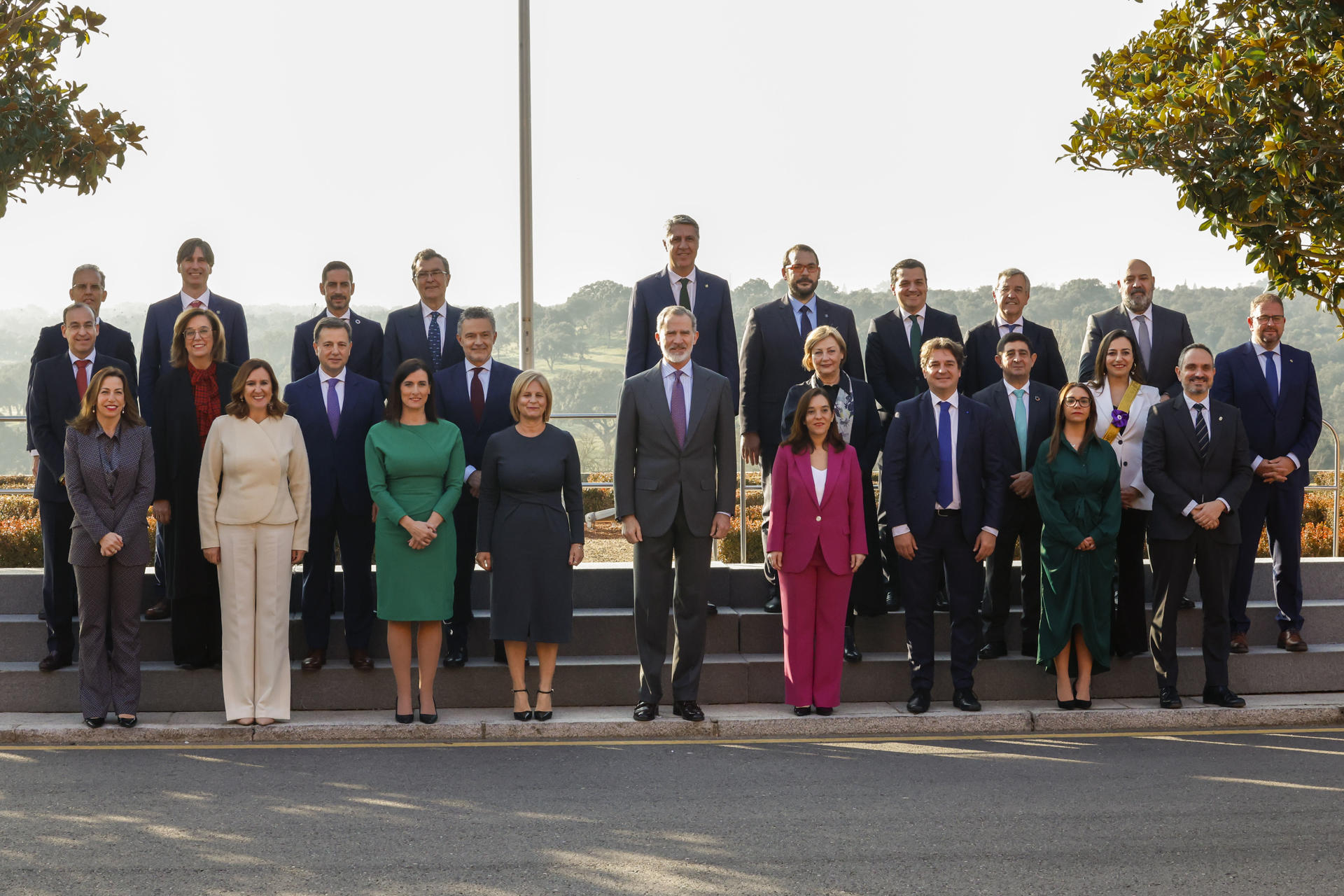 El rey Felipe VI (c) durante la foto de familia con la Junta Gobierno de la Federación Española de Municipios y Provincias (FEMP) en el palacio de la Zarzuela, Madrid este martes. EFE/ Zipi
