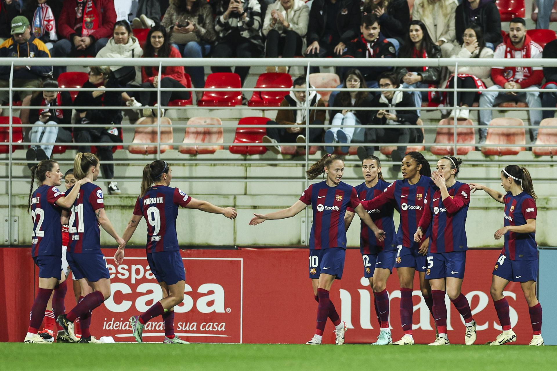 Los jugadores del Barcelona celebra un gol durante el partido de la UEFA Women Champions League correspondiente al grupo A que han jugado Benfica SL y FC Barcelona en Da Luz, Lisboa. FE/EPA/MIGUEL A. LOPES
