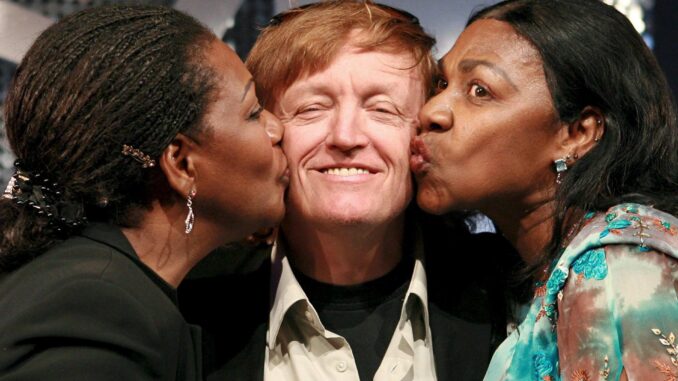 Las excantantes del grupo Boney M, Liz Mitchell (izda) y Marcia Barret (dcha) besan al productor Frank Farian durante el estreno del musical 'Daddy Cool' en Berlín, Alemania, el 26 de abril de 2007. EFE/Jens Kalaene
