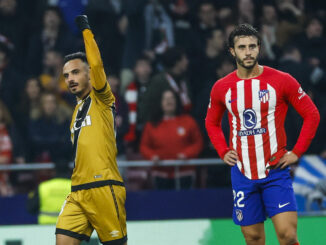 El delantero del Rayo Álvaro García (i) celebra tras marcar ante Mario Hermoso, del Atlético, durante el partido de LaLiga EA Sports que Atlético de Madrid y Rayo Vallecano disputaron en el estadio Metropolitano. EFE/Juanjo Martín