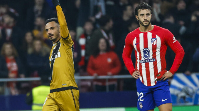 El delantero del Rayo Álvaro García (i) celebra tras marcar ante Mario Hermoso, del Atlético, durante el partido de LaLiga EA Sports que Atlético de Madrid y Rayo Vallecano disputaron en el estadio Metropolitano. EFE/Juanjo Martín
