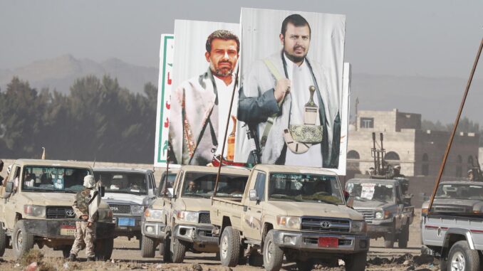 Un vehículo lleva una gran pancarta que representa al máximo líder de los hutíes Abdul-Malik Al-Houthi (D) durante una protesta contra Estados Unidos y contra Israel, en las afueras de Saná, Yemen, este 25 de enero de 2024. EFE/EPA/Yahya Arhab
