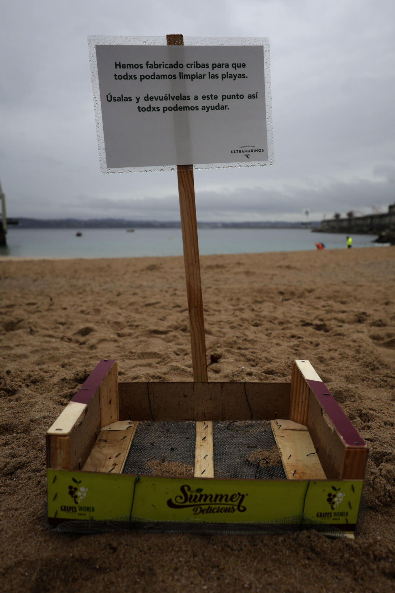 Voluntarios de una escuela de surf han fabricado estas cribas con cajas de fruta y malla metálica para la recogida de pellets este martes en la playa de San Amaro, en la ciudad de A Coruña. EFE/Cabalar
