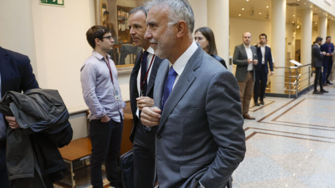 El ministro de Política Territorial y Memoria Democrática, Ángel Víctor Torres, en los pasillos del Senado de camino a asistir a la sesión plenaria del Congreso que debate las enmiendas a la reforma de la Constitución impulsada por PP y PSOE, este jueves. EFE/ J.J. Guillén
