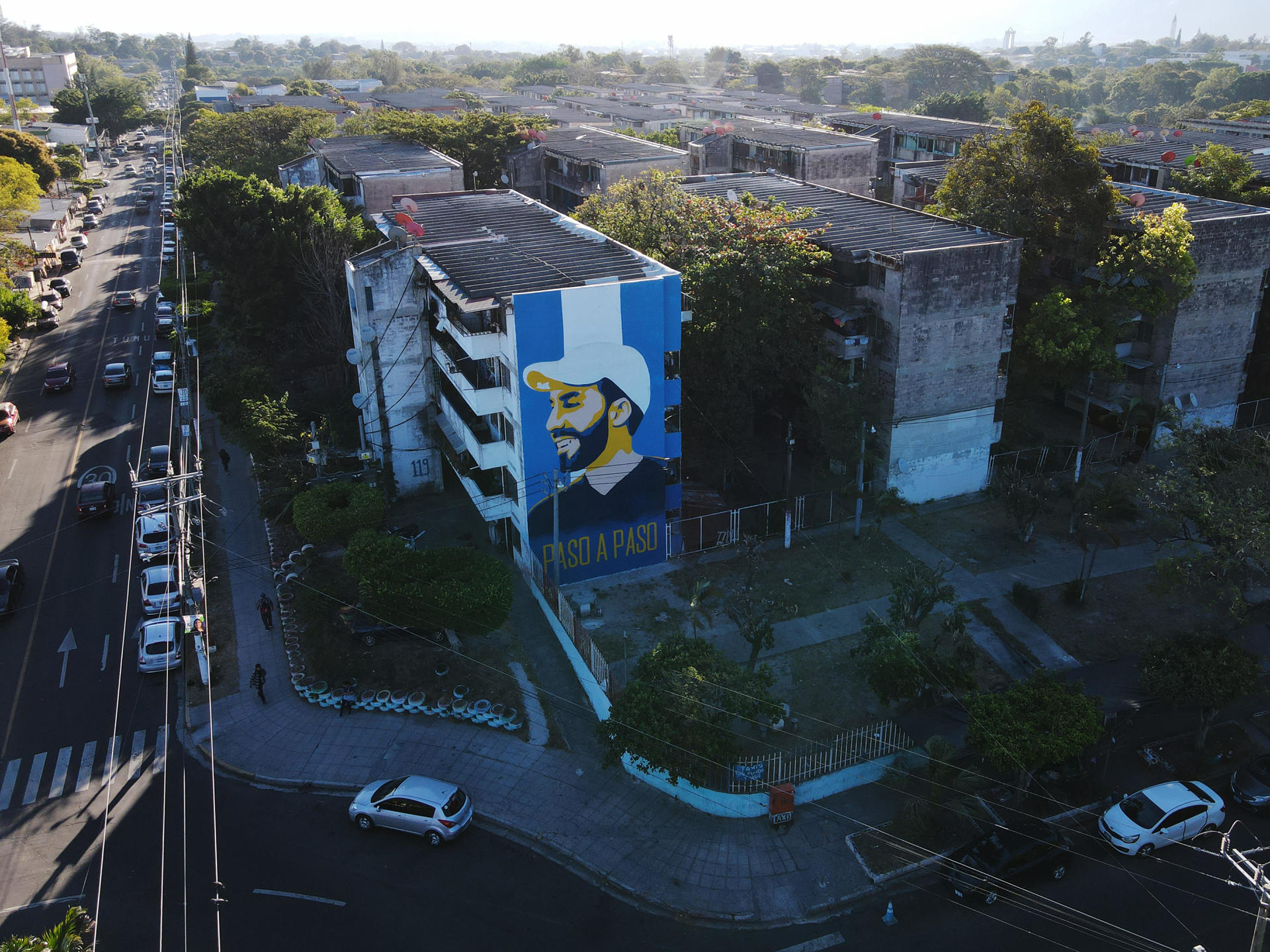 Fotografía aérea de un mural alusivo al presidente Nayib Bukele en un edificio multifamiliar, hoy en San Salvador (El Salvador). EFE/Vladimir Chicas
