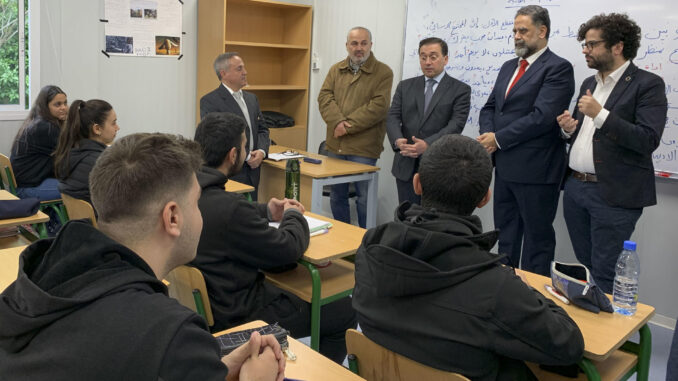 El ministro español de Asuntos Exteriores, José Manuel Albares, durante una visita a un colegio modular financiado por España en la zona cero de la explosión ocurrida en 2020 en Beirut (Líbano). EFE/Noemí Jabois
