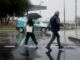 Dos personas caminan bajo la lluvia este miércoles en Toledo, donde se notan los efectos de la borrasca Irene. EFE/ Ismael Herrero