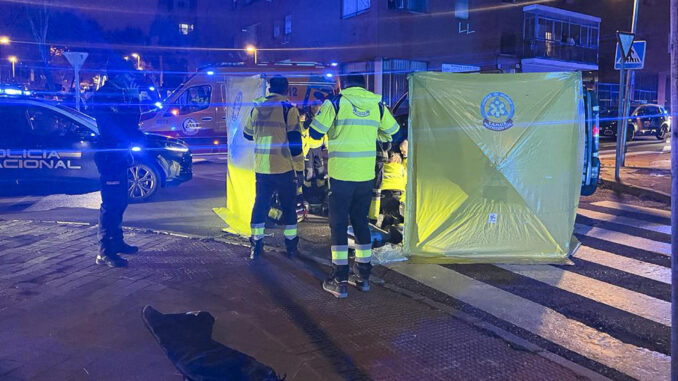 Miembros de Emergencias Madrid y de la Policia Nacional se han personado hoy lunes en la calle Lago de Maracaibo, en Madrid, donde una mujer ha fallecido tras recibir varios disparos. EFE / Emergencias Madrid. ***SOLO USO EDITORIAL / SOLO USO DISPONIBLE PARA ILUSTRAR LA NOTICIA QUE ACOMPAÑA/ (CRÉDITO OBLIGATORIO)***.
