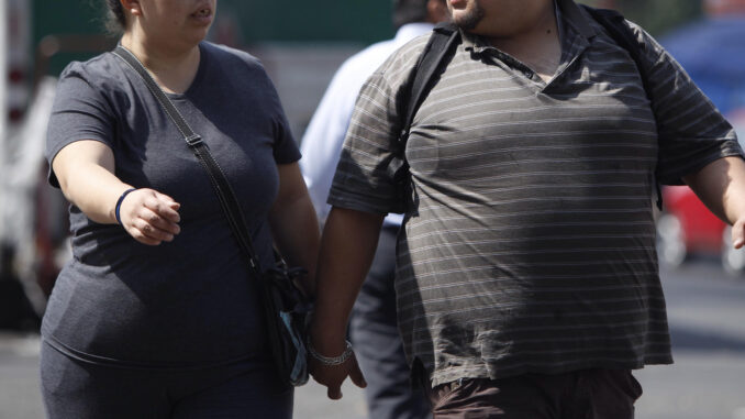 En la imagen de archivo, personas con obesidad caminan en Ciudad de México (México). EFE/Sáshenka Gutiérrez
