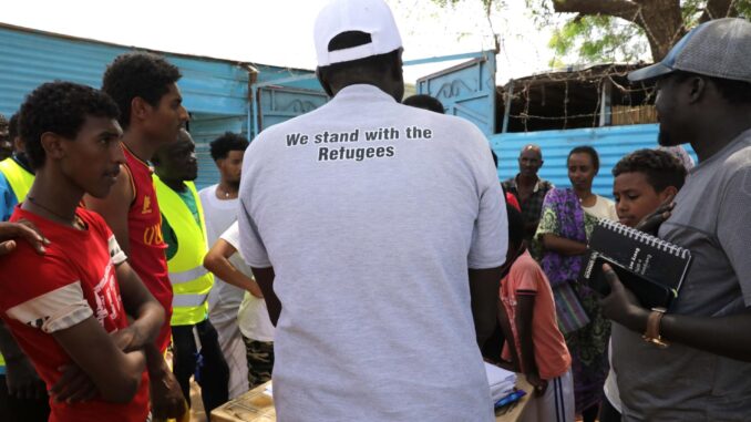 Foto de archivo de un asesor de la Comisión de Asistencia a los Refugiados (CRA) de Sudán del Sur con refugiados eritreos que huyeron del conflicto en Sudán. EFE/EPA/AMEL PAIN ATTENTION: This Image is part of a PHOTO SET
