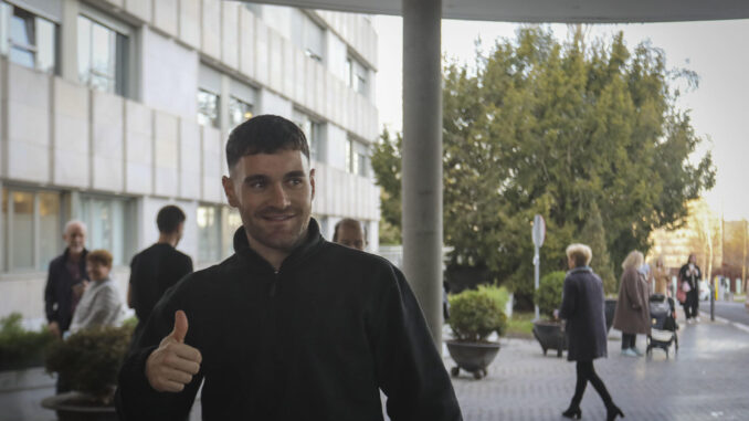 El refuerzo para el lateral izquierdo de la Real Sociedad, Javi Galán, llegó el martes a la Policlínica de San Sebastián para pasar el reconocimiento médico que le autorice poder convertirse en nuevo futbolista del conjunto realista. EFE/ Javier Etxezarreta
