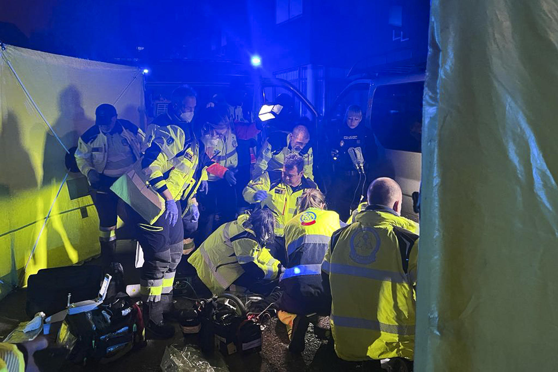 Miembros de Emergencias Madrid y de la Policia Nacional se han personado hoy lunes en la calle Lago de Maracaibo, en Madrid, donde una mujer ha fallecido tras recibir varios disparos. EFE / Emergencias Madrid. ***SOLO USO EDITORIAL / SOLO USO DISPONIBLE PARA ILUSTRAR LA NOTICIA QUE ACOMPAÑA/ (CRÉDITO OBLIGATORIO)***.
