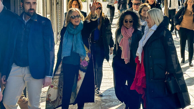 La exprimera dama estadounidense Hilary Clinton (2i) a la entrada del restaurante Río Grande de Sevilla este sábado, en el marco de su visita privada a la ciudad. EFE/ David Arjona
