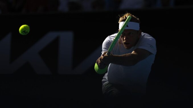 El tenista español Alejandro Davidovich en acción contra el portugués Nuno Borges durante el partido de segunda ronda del Abierto de Australia. EFE/ EPA/MAST IRHAM
