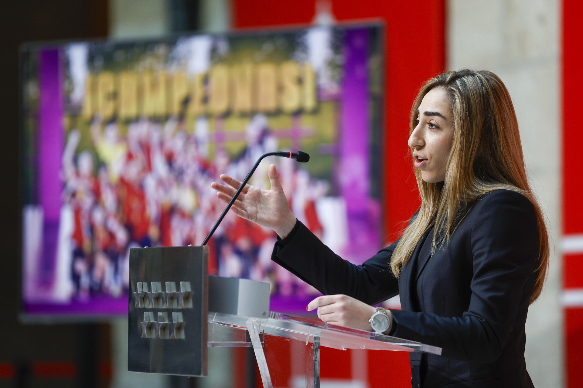 La jugadora del Real Madrid y actual campeona del mundo, Olga Carmona, durante el acto de bienvenida a los trofeos del Mundial Femenino de Fútbol de 2023 y de la UEFA Nations League 2022/23 masculina. EFE/ Rodrigo Jiménez
